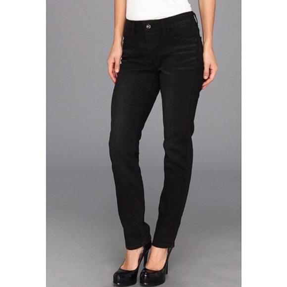Levis Flatters And Flaunts Skinny Leg 